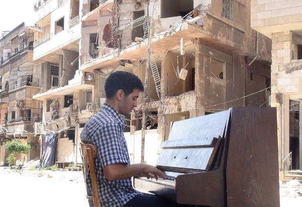 Arriva in Italia il pianista che combatte la violenza della guerra con la musica 