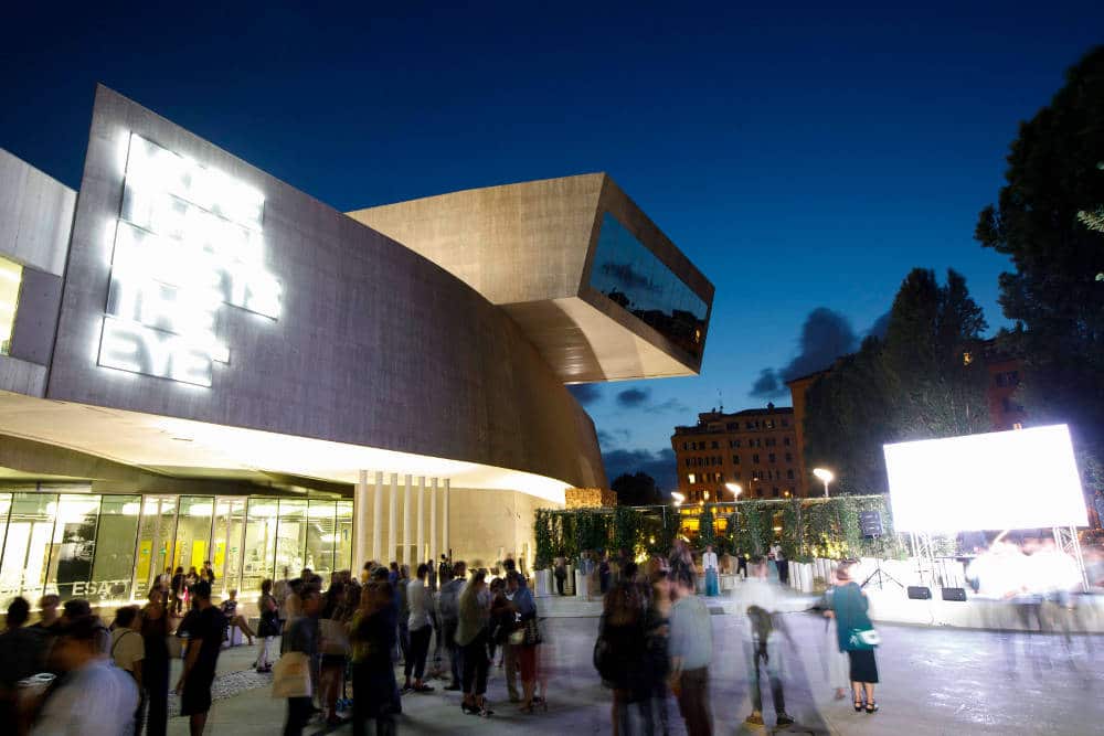 Una grande festa di musica: un palco, live shows, una pista da ballo e la mostra fotografica 