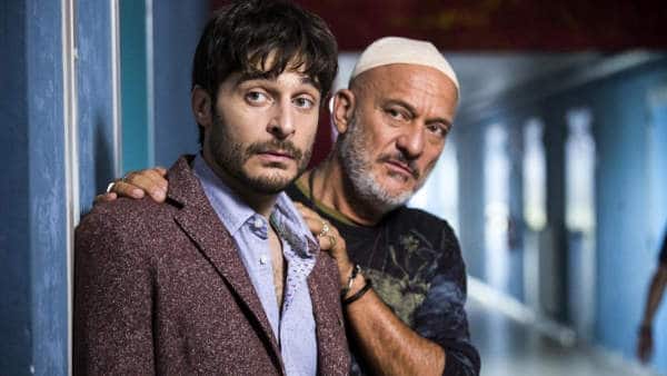 Stasera in TV: "Arrivano i Prof", una divertente commedia con Claudio Bisio, Lino Guanciale, Maurizio Nichetti, Maria Di Biase Stasera in TV: "Arrivano i Prof", una divertente commedia con Claudio Bisio, Lino Guanciale, Maurizio Nichetti, Maria Di Biase