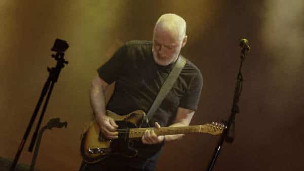 Il ritratto intimo di uno dei più grandi chitarristi e cantanti di tutti i tempi, David Gilmour, entrato nei Pink Floyd con l’implosione di Syd Barrett. È il film “David Gilmour: Wider Horizons”, in onda giovedì 31 ottobre alle 23.15 su Rai5. La troupe diretta da Alan Yentob - direttore creativo della Bbc - ha catturato i momenti chiave della vita personale e professionale di David Gilmour, e i crocevia che lo hanno plasmato come uomo e musicista. Il documentario svela aspetti e curiosità di cui nessuno sospettava l’esistenza. È proprio quio che lo stesso Gilmour rivela di aver cantato in un paio di canzoni nel film del 1967 “Two Weeks in September” con Brigitte Bardot. Era noto che David avesse una “cotta” per l’attrice, come ha affermato lui stesso in un’intervista a “Panorama” del 2008: “tutto quello che ho fatto è stato strizzarle l’occhio più volte mentre mi esibivo in un party a Parigi. Stavo suonando la chitarra e non potevo muovermi. Lei mi ha sorriso e se n’è andata con un signore tedesco per niente sexy, ma molto più elegante di me”. Ma nessuno era a conoscenza del fatto che Gilmour avesse preso parte alla soundtrack di uno dei suoi film.