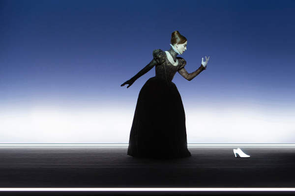 Isabelle Huppert è Maria Stuarda diretta da Robert Wilson in "Mary Said What She Said"