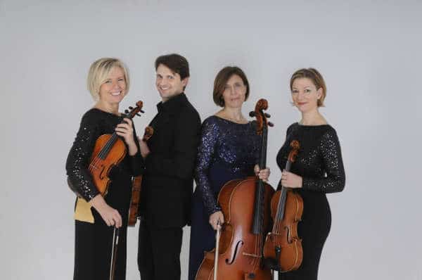 I Concerti della Liuteria Toscana continuano martedì 8 ottobre alla Sala Mazzoni della Società Dantesca Italiana (ore 21 - Palagio dell'Arte della Lana - via dell'Arte della Lana, 1 – Firenze – biglietto 10 euro) con una serata che vede in scena lo storico Quartetto di Fiesole, impreziosito per l’occasione dal violista rumeno Vladimir Mendelssohn. Nato sotto la guida di Piero Farulli, il Quartetto di Fiesole vanta una carriera trentennale costellata di premi – tra gli altri il Concorso Internazionale di Cremona e il Concorso Gui di Firenze – centinaia di concerti nei maggiori festival internazionali e numerose uscite discografiche. La formazione attuale è composta da due membri fondatori, la violinista Alina Company e la violoncellista Sandra Bacci, a cui si sono aggiunti, nel 2016, Simone Ferrari al secondo violino e Flaminia Zanelli alla viola. In programma il “Quartetto per archi n. 4 in do maggiore, K 157” di Wolfgang Amadeus Mozart, il “Quartetto per archi n. 12 in do minore, D. 703 - Quartettsatz" di Franz Schubert, il “Quintetto per archi n. 2, op. 87” di Felix Mendelssohn. Dopo aver utilizzato per molti anni strumenti del 1700, il Quartetto di Fiesole ha scelto di suonare strumenti Marino Capicchioni – liutaio originario di San Marino, attivo fino al 1977 - per avere un’omogeneità che in altre combinazioni sarebbe stata meno pronunciata. Si tratta di strumenti di grande raffinatezza e pregio, tutti presenti in svariate pubblicazioni e appartenenti alla produzione matura. Il violino di Alina Company, del 1971, è stato per 45 anni in collezione e conserva i tratti originali dell’autore, infatti non sono stati sostituiti neanche anima e ponticello. Altro esempio luminoso della liuteria del maestro è il violino di Simone Ferrari, del 1953. La viola suonata da Flaminia Zanelli, del 1950, e il violoncello dell’anno 1962 suonato da Sandra Bacci, costituiscono riferimenti rappresentativi dello stile dell’autore. In programma a Firenze da ottobre a dicembre 2019, i Concerti della Liuteria Toscana celebrano l’arte liutaria di ieri di oggi. Alcuni strumenti, di valore storico, sono stati restaurati proprio la rassegna e risuoneranno per la prima volta dopo decenni. Prevendite in corso nei punti www.boxofficetoscana.it/punti-vendita e online e su www.ticketone.it. Il festival è organizzato da Orchestra da Camera Fiorentina in collaborazione con Ministero per i beni e le attività culturali e del turismo e Fondazione CR Firenze. Si ringraziano per l’ospitalità Associazione Osservatorio dei Mestieri d’Arte, Regione Toscana, Città Metropolitana di Firenze, Comune di Firenze. Programma concerto W.A. Mozart Quartetto per archi n. 4 in do maggiore, K 157 F. Schubert Quartetto per archi n. 12 in do minore, D. 703 "Quartettsatz" F. Mendelssohn Quintetto per archi n. 2, op. 87 Info Cell. 339 1632869 - 334 6006361 www.orchestrafiorentina.it - info@orcafi.it Biglietto posto unico 10 euro Prevendite Punti vendita Box Office Toscana (www.boxofficetoscana.it/punti-vendita) e online su www.ticketone.it. Progetto Orchestra da Camera Fiorentina Direzione artistica Giuseppe Lanzetta