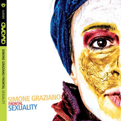 Simone Graziano esplora la poliritmia intorno a noi con il nuovo “Sexuality” in uscita per Auand Records Nella forma, quasi un concept album sulla poliritmia. Nella sostanza, un invito a riappropriarsi del contatto diretto con gli esseri umani. Il nuovo lavoro di Simone Graziano, in uscita per Auand, si intitola Sexuality ed è il terzo capitolo nella storia del quintetto Frontal, che si conferma uno dei progetti più solidi del pianista fiorentino. Dopo 10 anni insieme, Dan Kinzelman al sax tenore, Reinier Baas alla chitarra, Gabriele Evangelista al contrabbasso, Stefano Tamborrino alla batteria, e ovviamente Simone Graziano al pianoforte e Fender Rhodes sono ormai un gruppo inossidabile con una visione condivisa della musica. Per dirla con le parole del leader: «Se non li conoscessi e li sentissi suonare, li chiamerei nel mio gruppo». La new entry è Reinier Baas («L’avevo sentito nel 2017 al Südtirol Jazz Festival, ne rimasi folgorato. L’anno dopo suonammo per la prima volta al Südtirol proprio con Reinier ospite, e da quel momento decisi che nel futuro album ci sarebbe stato anche lui»), mentre nella lineup manca David Binney, che sin dalla nascita di Frontal è stato un elemento chiave: «Con Dave continuiamo e continueremo a suonare portando avanti i due gruppi parallelamente: il quintetto con due sax e il quintetto con sax e chitarra» assicura Graziano. Il lavoro per la realizzazione di “Sexuality” è iniziato due anni fa ed è il frutto di una ricerca interamente ispirata al libro di Simha Arom “African Polyphony and Polyrhythm” (che un gigante come György Ligeti considerava un’opera di enorme importanza). «Simha – racconta Graziano – era un cornista che avrebbe dovuto fermarsi quattro giorni nella Repubblica Centrafricana per alcuni concerti in orchestra. Poi si è imbattuto nella musica delle bande pigmee dell’Africa Centrale, e ha finito per restarci quattro anni, trascrivendo tutto il repertorio e tutti le linee strumentali dei vari gruppi pigmei». Graziano ha passato un lungo periodo ad approfondire il concetto di poliritmia nella teoria e nella pratica, nel tentativo di capire a fondo la differenza di approccio al ritmo fra la cultura africana e quella europea. «L’idea di base – aggiunge – è creare livelli ritmici diversi che convivono nello stesso momento. Del resto è quello che avviene costantemente nella vita reale: mentre scrivo sento il suono della moto che passa, dell’ascensore che sale, le voci di passanti per la strada, cui si aggiunge il ticchettio delle dita sulla tastiera del computer. Siamo abituati a selezionare ed eliminare ciò che consideriamo “superfluo”, ma in realtà la natura è intrisa di poliritmia e polifonia. La musica di questo disco cerca di rappresentare la complessità della natura». Se la parte sulla forma è chiara, la scelta del titolo va invece ricercata nella sostanza dell’album, e nei temi che la sua musica affronta. «Il titolo – aggiunge il pianista – è ispirato al libro di Stephen Mitchell, “L’amore può durare”. L’assunto iniziale è semplice: degli elementi costitutivi del sesso noi conosciamo solo i fattori ambientali, genetici, biologico-ormonali, generazionali. La scienza non riesce a spiegare fino in fondo da cosa nasca questa forza che lega, nei più svariati modi, tutti gli esseri viventi. È proprio su questo cono d’ombra che da sempre hanno agito i poteri forti: religioni e governanti hanno sempre cercato di esercitare un controllo sulla sessualità, consci di poter così controllare una grande fetta dell’umanità. Oggi si assiste ad un’altra forma di controllo del sesso: le innumerevoli chat sulle diverse piattaforme social. A ciò si aggiunge la pornografia sul web, alla portata di chiunque con una manciata di click». Il tutto al carissimo prezzo dei propri dati sensibili, tracciati e rivenduti come merce di scambio. «”Sexuality” – conclude Simone Graziano – vuole essere una spinta a recuperare il valore del contatto reale e dell’unione tra gli esseri umani. Sia ben chiaro, non per un senso etico, ma come forma di ribellione a un sistema che lucra sul nostro piacere».