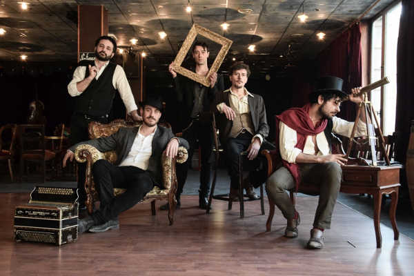 GUAPPECARTO': grande successo di pubblico a Parigi per la presentazione dell'album "SAMBOL - AMORE MIGRANTE". Al via il 5 dicembre il "SAMBOL ITALIAN TOUR".