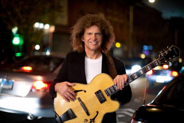Pat Metheny, leggenda vivente della chitarra, si esibisce insieme all’Orchestra del Teatro Carlo Felice
