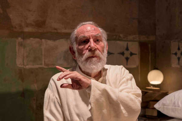 Renato Carpentieri è Prospero ne "La tempesta" diretta da Roberto Andò, un congegno teatrale prodigioso dedicato al senso della vita
