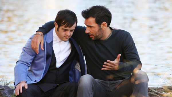 Stasera in TV: "Ognuno è perfetto", una commedia tenera ed emozionante che racconta l’incredibile avventura di un gruppo di ragazzi con la sindrome di Down