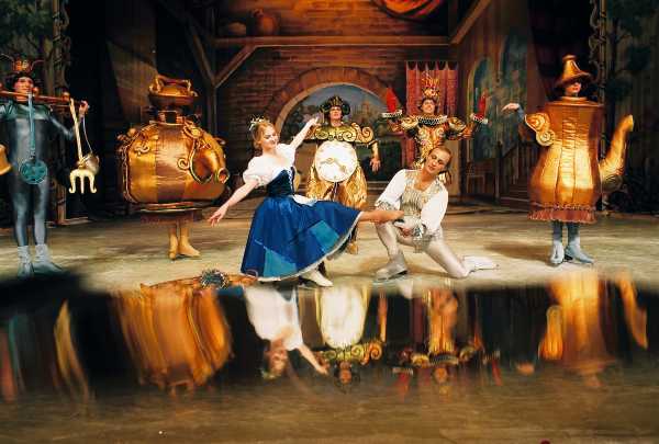 La Cenerentola di Prokof’ev ballata sul ghiaccio: un Natale di danza-spettacolo al Teatro Carlo Felice