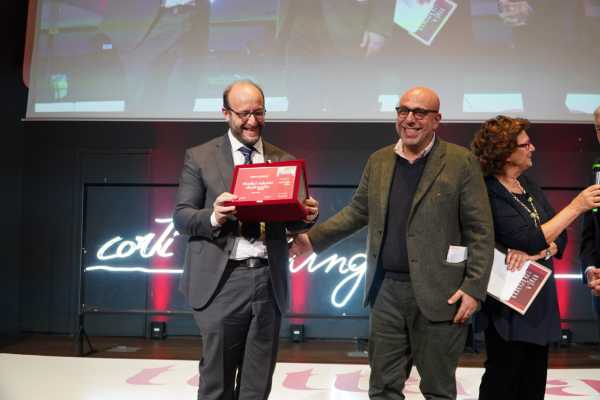 50 & Più: Paolo Virzì premia "Dodici minuti di pioggia", il cortometraggio vincitore di "Corti di Lunga Vita"