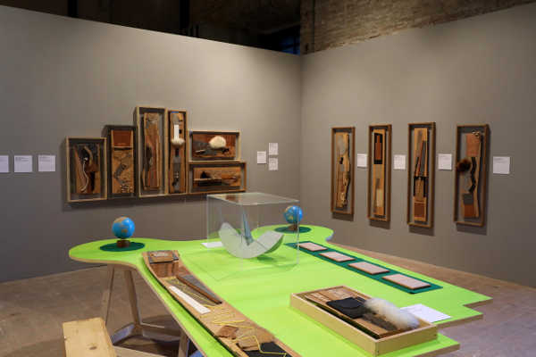 Tra le attività collaterali della mostra "Toccare la bellezza Maria Montessori Bruno Munari" in corso alla Mole Vanvitelliana di Ancona fino all’8 marzo 2020, l'Associazione Bruno Munari - che ufficialmente prosegue l'opera dell'artista, sviluppandone l'approccio metodologico protetto - ha progettato uno speciale itinerario di attività che saranno proposte proprio all'interno della stessa esposizione, per esplorare ancora di più il rapporto tra il "tatto", l'azione e la "costruzione" stessa della conoscenza e della bellezza. La proposta include appuntamenti per operatori e appassionati del pensiero di Bruno Munari e appuntamenti per famiglie con bambini suddivisi in due fasce di età. Quattro sono gli appuntamenti formativi dedicati ad un pubblico che va dagli educatori dei nidi ai docenti della scuola dell'infanzia e primaria fino ai gradi scolastici più alti, coinvolgendo animatori, bibliotecari, operatori culturali, studenti universitari, designers, architetti ed appassionati del pensiero e dell'opera di questo grande artista che Picasso riconobbe come "il nuovo Leonardo". Un'occasione importante per accostarsi ad un'azione che sviluppa il pensiero, acquisendo così i primi rudimenti di un approccio che cambia realmente il modo di "vedere le cose". Gli incontri sono programmati, con orario 9,30-12,30 e 13,30-16,30, nelle giornate del 14 dicembre E' il segno che fa il disegno, ovvero dalla qualità del segno alla qualità del disegno, 18 gennaio Forma e buchi diventano immagini in continua trasformazione per allenare un pensiero fantastico che nutre la nostra creatività, 29 febbraio Il colore e le texture, un'esperienza visiva ma anche materica e 1 marzo La Natura da osservare e scoprire con tutti i sensi (andando a ripercorrere una modalità d'approccio alla conoscenza che fu di Munari ma, tanto tempo prima, anche di Leonardo). Gli interessati possono prenotarsi ad uno o più incontri, avendo così la possibilità di costruire un percorso "su misura". Ogni incontro formativo, condotto da Silvana Sperati, presidente Associazione Bruno Munari, prevede sia una parte teorica che una pratica. Sarà rilasciato un attestato di partecipazione ufficiale a cura di ABM e del Museo Tattile Statale Omero. I corsi hanno validità ai fini della formazione dei docenti. Il costo di ogni incontro è di 80 euro. Prenotazioni: info@museoomero.it - Tel. 071.2811935 Quattro sono gli appuntamenti per le famiglie che vedono accanto nella sperimentazione sia i genitori che i bambini, consentendo anche agli adulti di vivere il laboratorio come un momento dedicato. Un’occasione significativa anche per estrapolare indicazioni utili rispetto alle attività da proporre ai bambini e ad uno stile educativo più incline allo sviluppo del pensiero creativo. I laboratori sono programmati per le giornate del 15 dicembre Scopri l'impronta e costruisci la tua traccia per genitori e bambini dai 4 ai 7 anni dalle ore 10,30 alle 12 e E' il segno che fa il disegno per genitori e bambini dagli 8 ai 12 anni dalle ore 16,30 alle 18,30. A seguire il 4 e 5 gennaio Dalla manipolazione della carta alla costruzione del libro (strizzando l'occhio ai libri di Munari) per genitori e bambini dai 4 ai 7 anni dalle ore 10,30 alle 12 e dalle 16,30 alle 18,30 per genitori e bambini dagli 8 ai 12 anni. Ultimo appuntamento, il 19 gennaio, con il laboratorio Formati diversi tratto dall'esperienza dell'artista alla Pinacoteca di Brera, 1977, per genitori e bambini dai 4 ai 7 anni dalle ore 10,30 alle 12 e l’attività Ma un buco può essere un contenuto ovvero dove l'immagine racconta per la sua assenza per genitori e bambini dagli 8 ai 12 anni dalle ore 16,30 alle 18,30. Tutti i laboratori sono condotti da Silvana Sperati, presidente Associazione Bruno Munari. Il costo di ogni laboratorio è di 20 euro a famiglia. Prenotazioni: didattica@museoomero.it - Cellulare e whatsapp 335 569 69 85 Nel costo degli incontri è incluso anche l’ingresso in mostra