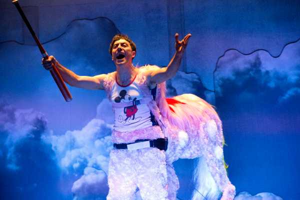 Filippo Timi debutta con "Skianto", una favola amara, ironica e poetica, sulla disabilità