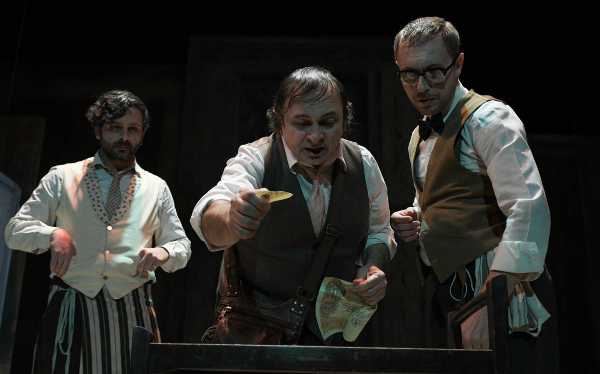 Valerio Binasco dirige Natalino Balasso in "Arlecchino servitore di due padroni", un Goldoni che guarda alla Commedia all’italiana