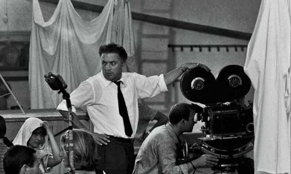 Stasera in TV: "Intervista". Fellini mostra il suo cinema dietro la macchina da presa
