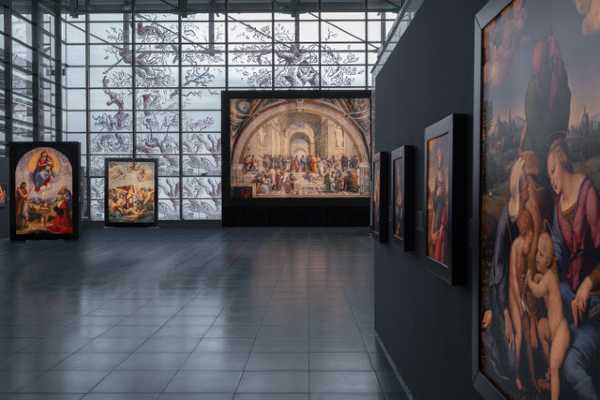 LA MOSTRA IMPOSSIBILE DI RAFFAELLO IN UN TOUR EUROPEO E NON SOLO La Regione Marche - in collaborazione con ENIT - Agenzia Nazionale Turismo e Aerdorica Aeroporto delle Marche e con il sostegno del Ministero per i beni e le attività culturali e per il turismo - ha voluto iniziare in anticipo le celebrazioni raffaellesche con la mostra Raffaello Una mostra impossibile che inaugurata il 22 novembre 2019 chiuderà il 19 gennaio 2020 all’aeroporto delle Marche di Falconara Marittima proprio a lui intitolato. L’esposizione sarà oggetto di un tour che supererà i confini nazionali, infatti sarà ad aprile a Parigi, a luglio e agosto in Russia prima a Ekaterinburg e dopo a Mosca e poi farà tappa anche in Germania e Belgio. La mostra, ideata e curata da Renato Parascandolo e con la direzione scientifica di Ferdinando Bologna recentemente scomparso, presenta 45 dipinti di Raffello - compreso l’affresco de La Scuola di Atene - riprodotti in scala 1:1 e riuniti insieme, permettendo così di ammirare in un unico allestimento opere disseminate in 17 paesi diversi, un’impresa che non riuscì nemmeno allo stesso artista. Una carriera folgorante quella di Raffaello, morto a soli 37 anni, che la mostra racconta affiancando riproduzioni di opere provenienti dai maggiori musei del mondo con l’obiettivo di rivolgersi prevalentemente ai giovani e a quanti non frequentano abitualmente i musei e le esposizioni d’arte, permettendo a un pubblico vasto e allargato di avvicinarsi ai più grandi autori della storia dell’arte - in questo caso a Raffaello - e portare i visitatori alla scoperta di un territorio ricco di fascino, storia e tradizioni culturali ed eno-gastronomiche, partendo proprio da Urbino, città natale di Raffaello Sanzio, nonché Patrimonio Unesco.