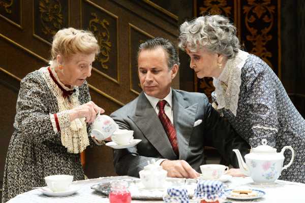 Geppy Gleijeses dirige Anna Maria Guarnieri, Giulia Lazzarini in "Arsenico e vecchi merletti", capolavoro della comicità teatrale