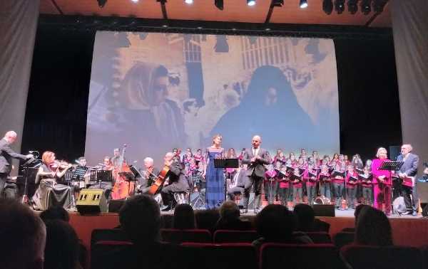 Stasera in TV: Concerto della Memoria "Là dove giace il cuore. Note e parole d'esilio"