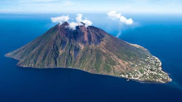 Stasera in TV: "Di là dal fiume e tra gli alberi". L'isola di Stromboli