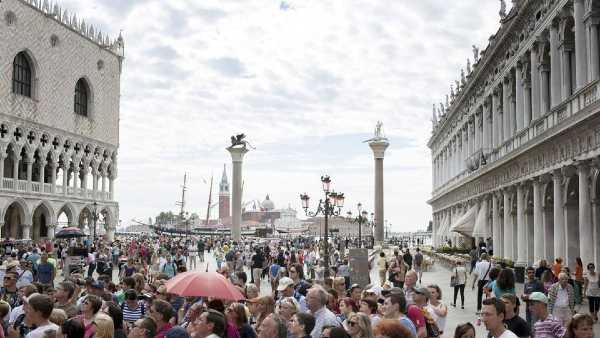 Oggi in TV: "Mordi e fuggi". Speciale Venezia