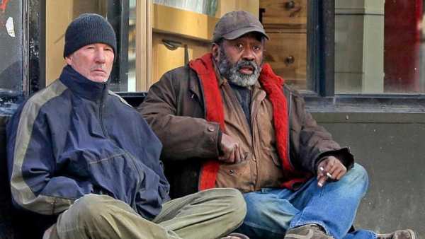 Stasera in TV: "Gli invisibili". Un film drammatico con Richard Gere e Jena Malone.