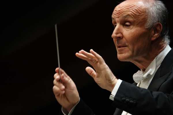 "Poema divino": Mozart e Skrjabin con Oleg Caetani e un trio di talenti pianistici