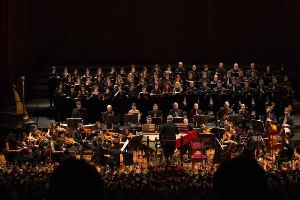 Lunedì 17 febbraio alle ore 20.30 nella Sala Grande l’Orchestra Nazionale Barocca dei Conservatori torna per il quarto anno consecutivo a suonare nella stagione concertistica del Teatro Massimo di Palermo. Sul podio salirà Rinaldo Alessandrini, uno tra i più affermati direttori del repertorio del Sei e Settecento italiano, interprete richiestissimo in Italia e all’estero. In programma una suite di brani strumentali tratti dall’opéra-ballet di Jean-Philippe Rameau Les Indes Galantes, il Concerto Grosso in Si bemolle maggiore op. 6 n. 7 HWV 325 di Georg Friedrich Händel e il Gloria in Re maggiore RV 589 di Antonio Vivaldi, con il Coro del Conservatorio Alessandro Scarlatti di Palermo diretto da Fabio Ciulla e come soliste il soprano Anastasia Terranova e il contralto Adriana Di Paola, impegnata in questi giorni anche nelle prove di Falstaff che andrà in scena dal 21 febbraio sempre al Teatro Massimo. Rinaldo Alessandrini è clavicembalista, organista e fortepianista oltrechè fondatore e direttore di Concerto Italiano. Da ormai quaranta anni sulla scena della musica antica, privilegia nelle scelte del suo repertorio la produzione italiana, cercando di riattribuire alle esecuzioni tutte quelle caratteristiche di cantabilità e mobile espressività che furono proprie allo stile italiano dei secoli XVII e XVIII. Oltre che con Concerto Italiano conduce una intensa attività solistica, ospite dei festivals di tutto il mondo, negli USA, in Canada, in Giappone oltre che in Europa. Anastasia Terranova, nata a Palermo, si è laureata in Canto Rinascimentale e Barocco sotto la guida di Luca Dordolo e Sonia Prina nel conservatorio della sua città natale, continuando gli studi alla Schola Cantorum Basiliensis e al Conservatorio di musica di Amsterdam. A partire dal 2015 svolge una carriera in tutta Europa, che l’ha vista cantare con direttori quali Enrico Onofri e Christophe Rousset. Adriana Di Paola, nata a Palermo, si è diplomata col massimo dei voti al Conservatorio di Trapani e dopo le specializzazioni all’Accademia di Santa Cecilia e allo Young Singer Project del Festival di Salisburgo, si è affermata in prestigiosi concorsi internazionali. Tra i prossimi impegni: Die Zauberflöte a Napoli; Gli ossequi della notte di Fux a Graz; The Rake’s Progress all’Opera di Roma con Daniele Gatti. L’Orchestra Nazionale Barocca dei Conservatori ha debuttato ufficialmente nel 2016 a Palermo presso la Chiesa di San Mamiliano e ha proseguito con successo la sua attività presso importanti festival e stagioni concertistiche come il Festival dei Due Mondi, i Pomeriggi musicali di Milano, il Festival austriaco di musica antica Trigonale, gli Amici della Musica di Padova, il Festival Barocco di Roma. Il Coro del Conservatorio A. Scarlatti di Palermo ha preso parte il 4 marzo 2017, in occasione delle manifestazioni per i 400 anni del Conservatorio, all’esecuzione di due cantate inedite di Donizetti. Da allora ha partecipato a diverse produzioni dando prova di ottima preparazione musicale e vocale, con prime esecuzioni quali Inedia prodigiosa di Lucia Ronchetti e Missa Populi di Simone Piraino. Il concerto è realizzato in collaborazione con il Conservatorio A. Scarlatti di Palermo. Si tratta di un progetto sostenuto dal Dipartimento per la formazione superiore del Ministero Università e Ricerca - Direzione generale per lo studente, lo sviluppo e l’internazionalizzazione. Biglietti da 30 a 15 euro, in vendita presso la biglietteria del Teatro Massimo e online. La biglietteria del Teatro Massimo è aperta dal martedì alla domenica dalle ore 9.30 alle ore 18.00 e nei giorni di spettacolo a partire da un’ora prima e fino a mezz’ora dopo l’inizio.