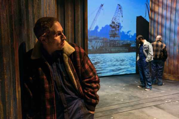 Alessandro Gassmann dirige Daniele Russo in "Fronte del porto", il film iconico di Elia Kazan con Brando nella Napoli anni ’80