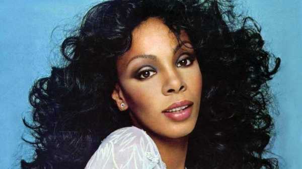 Stasera in TV: "Ghiaccio bollente". Pink Nights: Donna Summer e Dionne Warwick