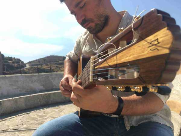 È online il video di “ALADIN SAMBA”, il brano del chitarrista e compositore RENATO CARUSO estratto dall’album solo guitar “PITAGORA PENSACI TU”