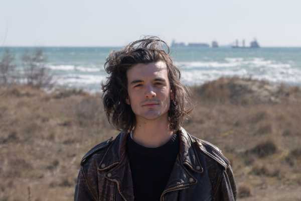 Da venerdì 3 aprile esce “Berlino Est”, singolo d’esordio di Francesco Sacco, eclettico artista milanese