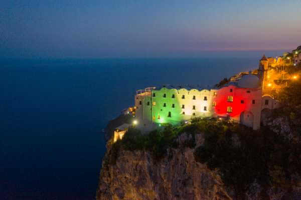 Costiera Amalfitana: Il Monastero Santa Rosa s’illumina del Tricolore
