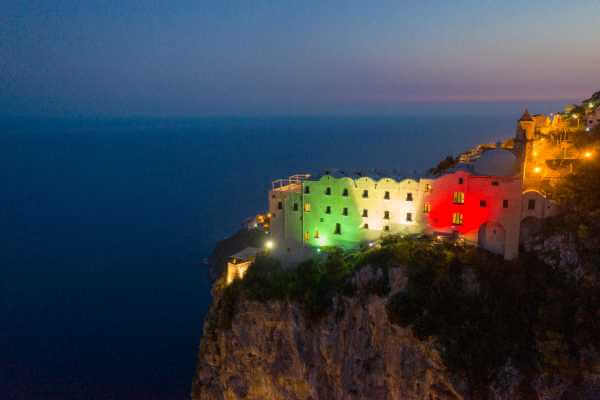 Costiera Amalfitana: Il Monastero Santa Rosa s’illumina del Tricolore Costiera Amalfitana: Il Monastero Santa Rosa s’illumina del Tricolore