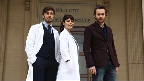 Stasera in TV: "Doppio appuntamento con Alessandra Mastronardi e Lino Guanciale ne "L'Allieva 2"". Tornano le indagini della medicina legale su Rai1
