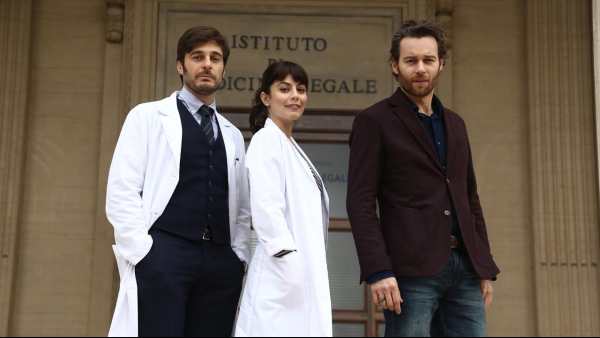 Stasera in TV: "Doppio appuntamento con Alessandra Mastronardi e Lino Guanciale ne "L'Allieva 2"".  Tornano le indagini della medicina legale su Rai1