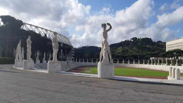 Oggi in TV: "Dal 4 maggio il TgSport su Rai2 in onda dallo Stadio dei Marmi". Per la prima volta un Tg trasmesso da una location esterna