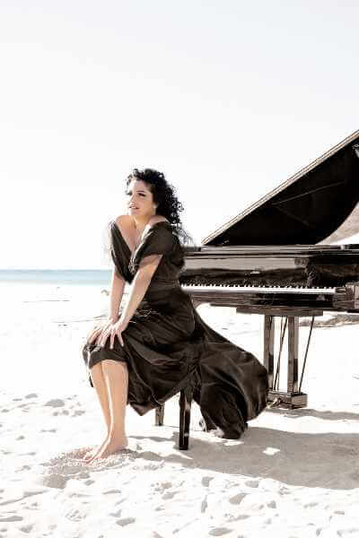 ISABELLA TURSO Una pianista classica ma non la classica pianista - ecco il nuovo singolo "SLIDING DOORS"