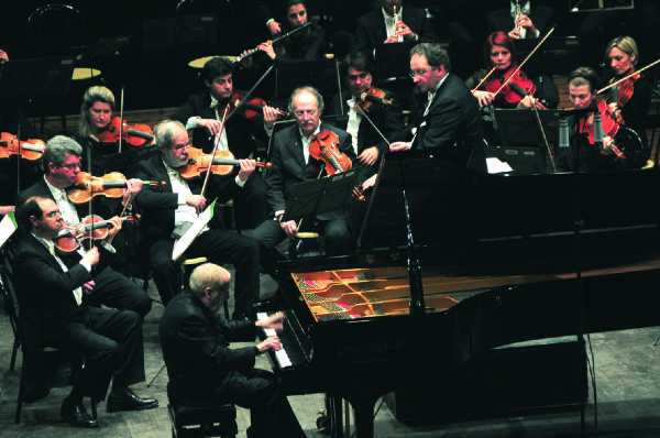 ALDO CICCOLINI e ORCHESTRA FIORENTINA, oggi e domani online lo straordinario concerto del 2010 ALDO CICCOLINI e ORCHESTRA FIORENTINA, oggi e domani online lo straordinario concerto del 2010