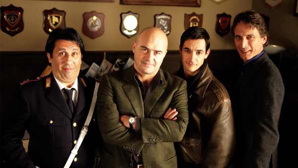 Stasera in TV: "Il Commissario Montalbano alle prese su Rai1 con "Il gioco delle tre carte"". Luca Zingaretti indaga sulla strana morte di un uomo. Omicidio o incidente?