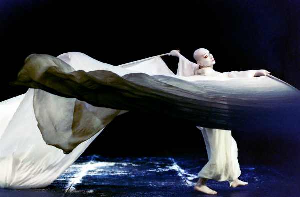 Stasera in TV: ""Lindsay Dances" un scena su Rai5 (canale 23)". Il teatro e la vita secondo Lindsay Kemp