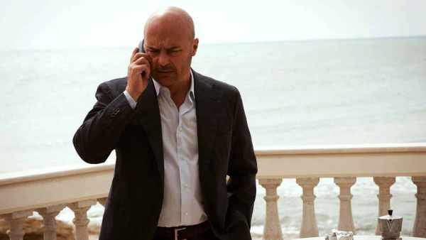 Stasera in TV: "Torna il Commissario Montalbano" su Rai1 con "Gatto e cardellino". Luca Zingaretti alle prese con scippi sparizioni e omicidi