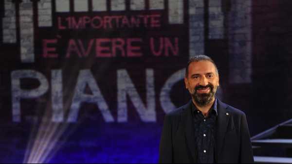 Stasera in TV: "Sostiene Bollani Reloaded su Rai3". Ospiti Irene Grandi, Caterina Guzzanti, Neri Marcorè, Paola Cortellesi