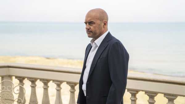 Stasera in TV: "Montalbano alle prese con "Un covo di vipere"". Su Rai1 con Luca Zingaretti per la regia di Alberto Sironi