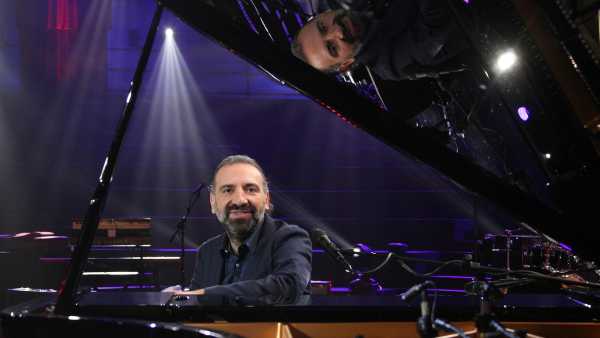 Stasera in TV: "Sostiene Bollani Reloaded su Rai3". Tra gli ospiti Lillo e Greg, Elio, Paolo Fresu e Daniele Slvestri