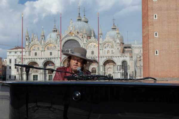 ZUCCHERO “SUGAR” FORNACIARI da una deserta PIAZZA SAN MARCO a VENEZIA esegue per la prima volta "AMORE ADESSO!", adattamento italiano di “No Time for Love Like Now”