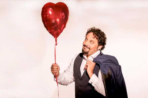 Stasera in TV: ""Brignano tutto casa e teatro!" è su Rai2". Un one man show tutto da ridere