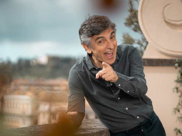 Stasera in TV: "Salemme il bello della diretta". Il grande teatro su Rai2 grazie all'ultimo appuntamento con "Una festa esagerata"