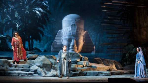 Stasera in TV: "Il Macbeth di Verdi diretto da Pappano in prima serata". Su Rai5 (canale 23) una regia firmata Phyllida Lloyd