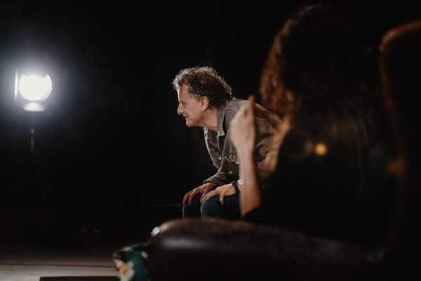 “L’INTERVISTA” di NATALIA GINZBURG diretto da Valerio Binasco inaugura oggi la stagione estiva Summer Plays