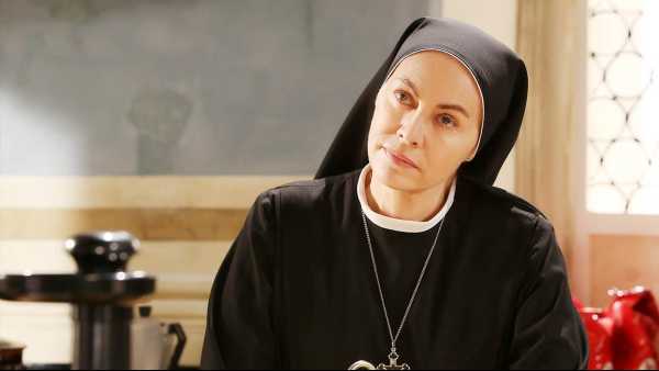 Stasera in TV: "Su Rai1 "Che dio ci aiuti 5" con Elena Sofia Ricci". L'ultimo ricordo di Suor Angela