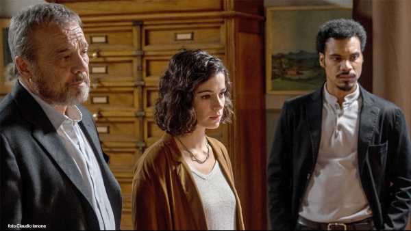Stasera in TV: "Nero a metà su Rai1 e una famiglia tranquilla". Claudio Amendola è l'ispettore Carlo Guerrieri