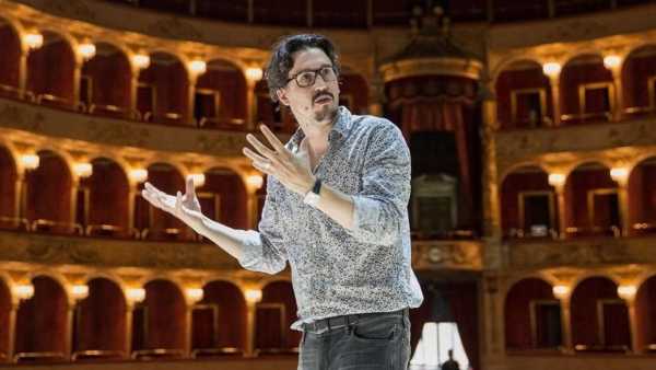 Stasera in TV: " Robert Carsen, Natalia Aspesi e Michieletto raccontano "Katia Kabanova"". Su Rai5 (canale 23) il "Volo del calabrone"
